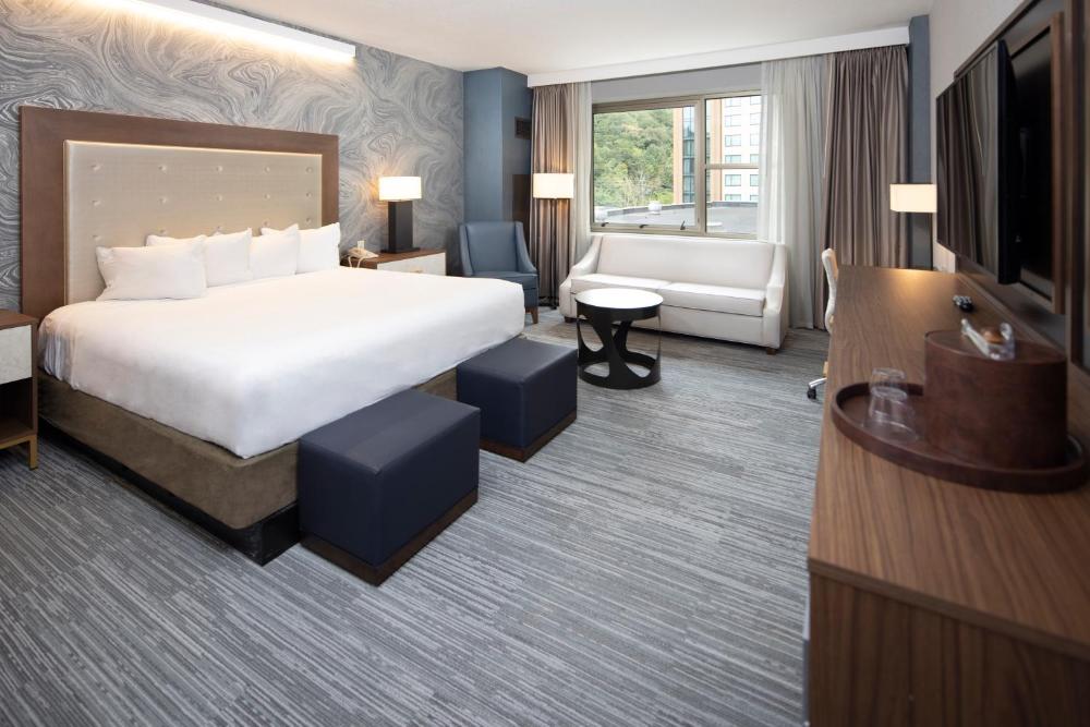 Mountain Deluxe Room, 1 King, Non Smoking interior